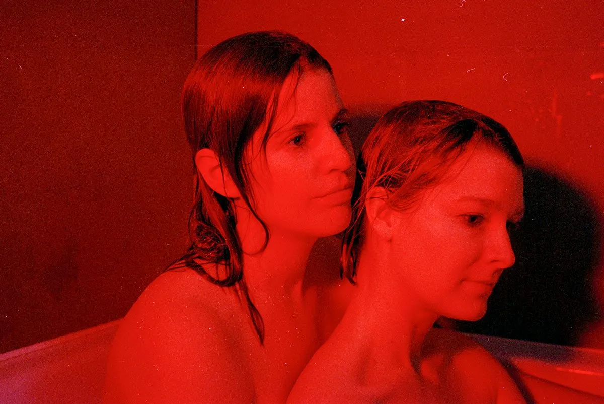 Porno onam qizining sutini yalaydi